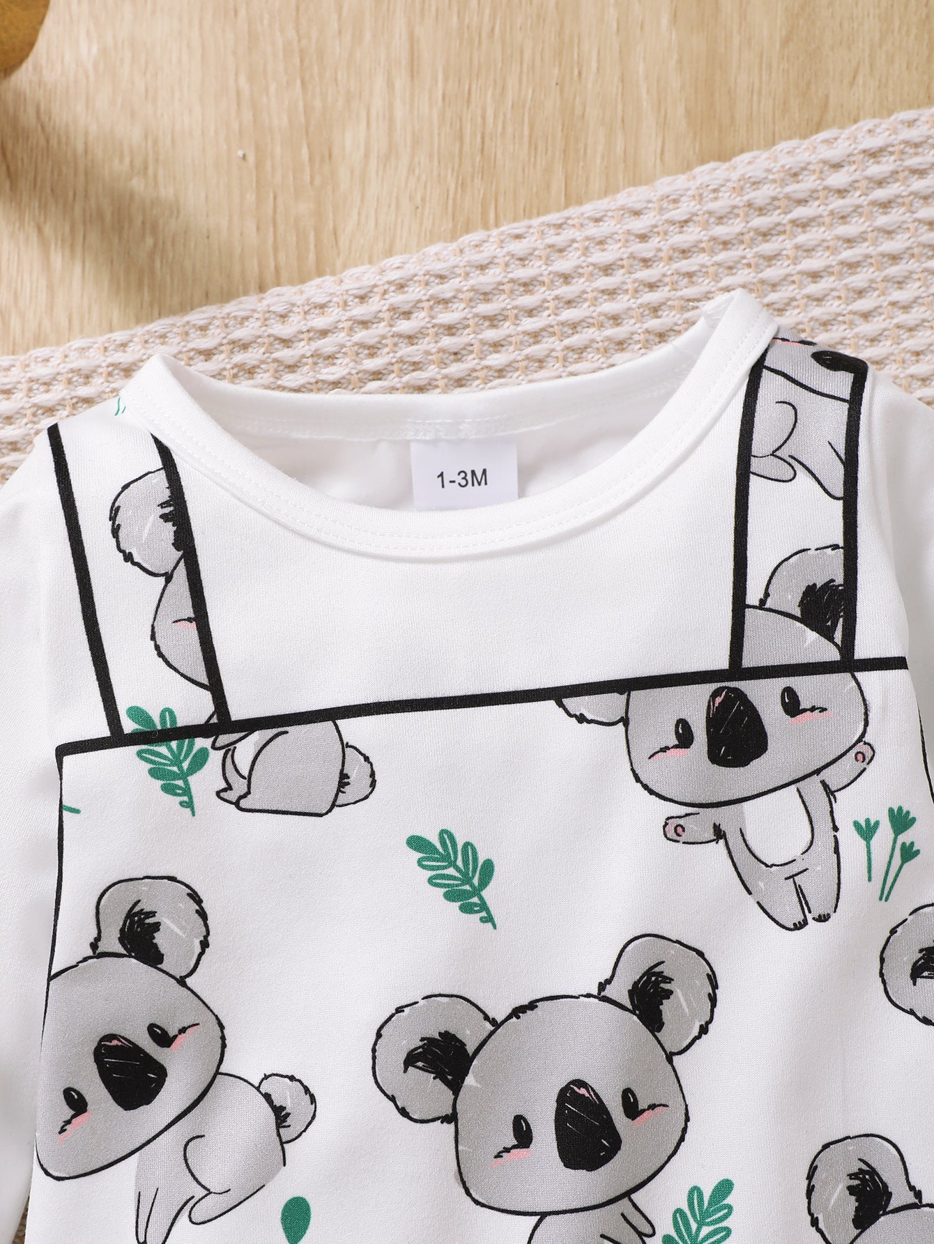 Salopette con Koala + Maglia Bianca + Cappellino Coordinato