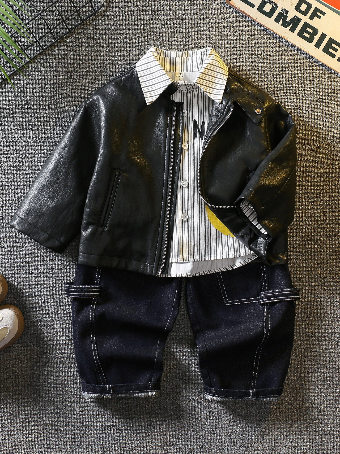 Completo bambino 3 pezzi stile casual – Giacca in ecopelle, camicia stampata e jeans cargo