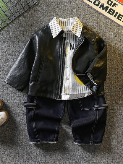 Completo bambino 3 pezzi stile casual – Giacca in ecopelle, camicia stampata e jeans cargo