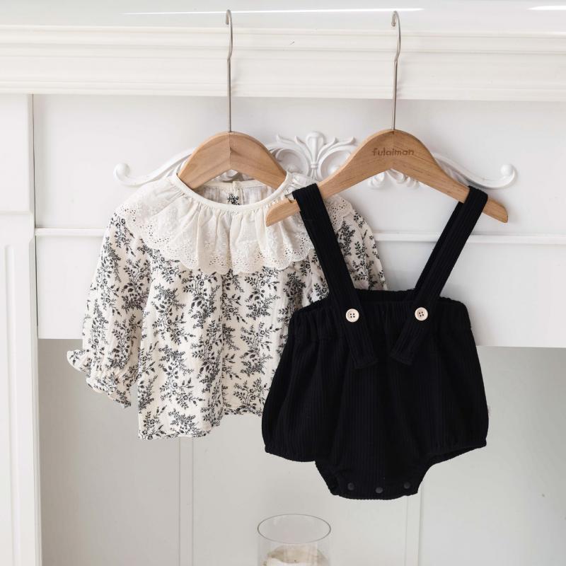 Completo bimba blusa floreale con colletto ricamato + salopette nera