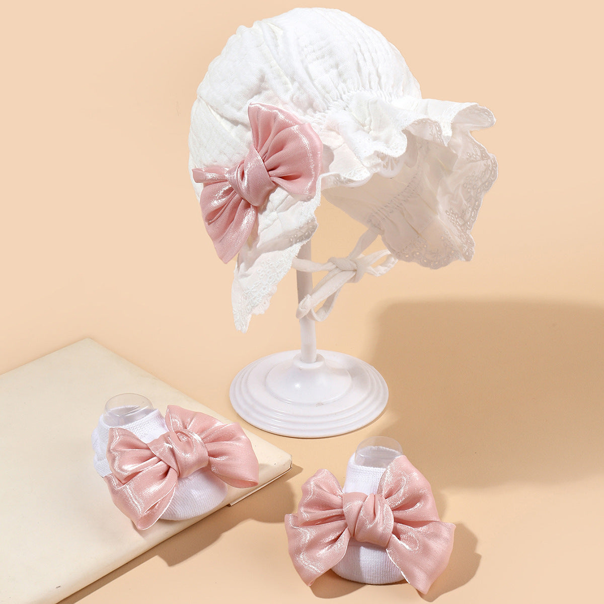 Set Cappellino e Calzini per Neonata con Fiocchi Eleganti