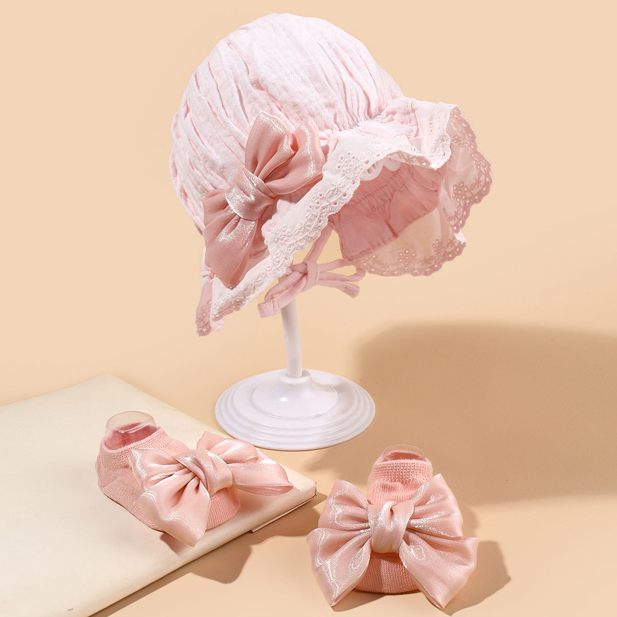 Set Cappellino e Calzini per Neonata con Fiocchi Eleganti