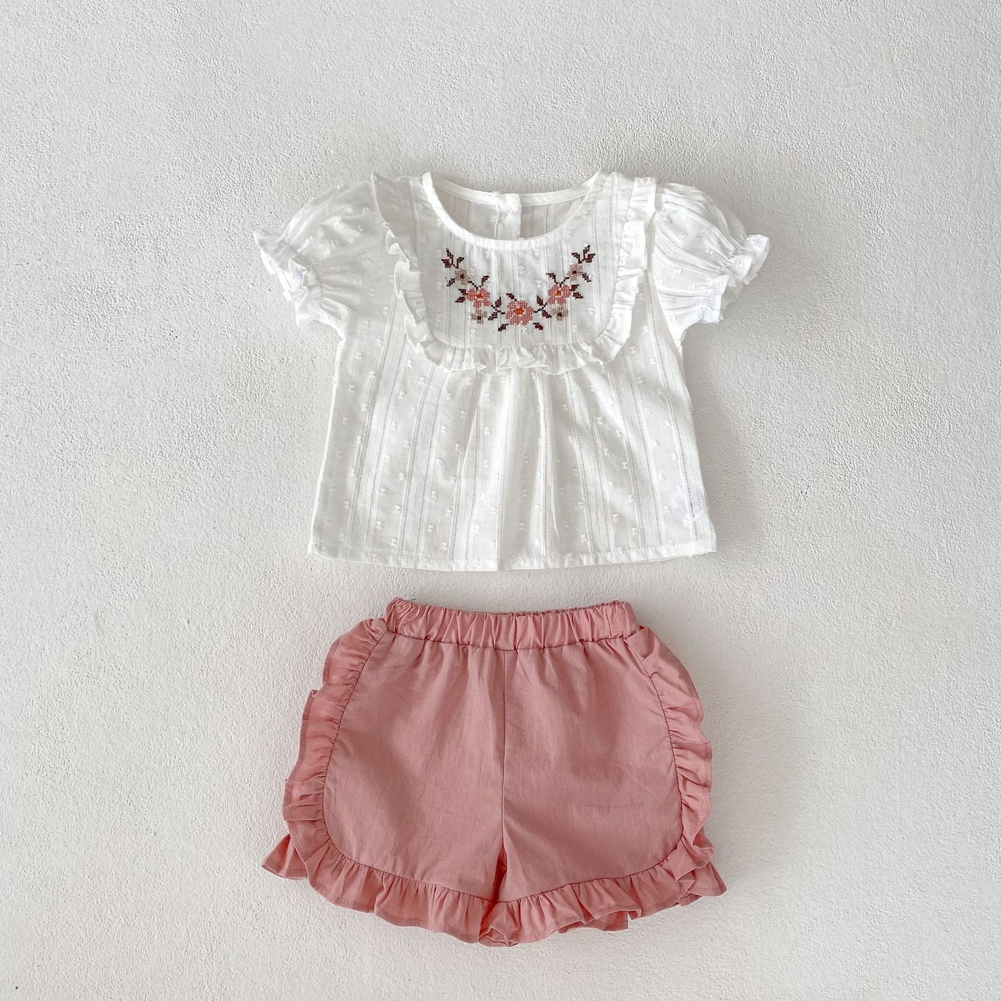 Completo Neonata/ Bimba Ricamato – Top Bianco & Shorts Rosa con Volant