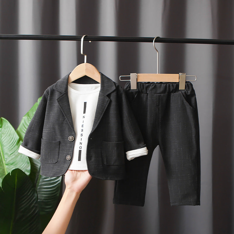 Completo elegante per bambini   Blazer, T-shirt e pantaloni neri