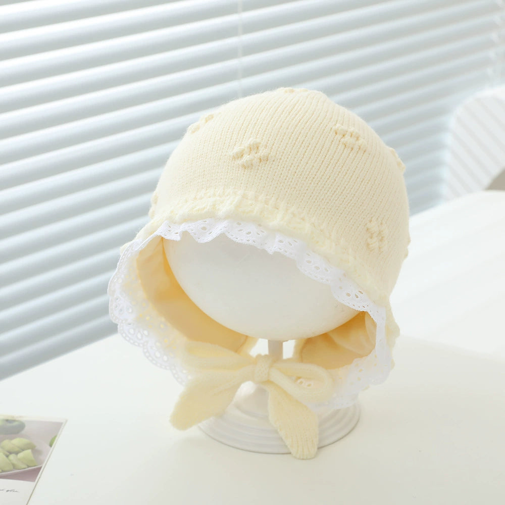 Cappellino Neonato in Maglia con Pizzo – Morbido, Caldo ed Elegante