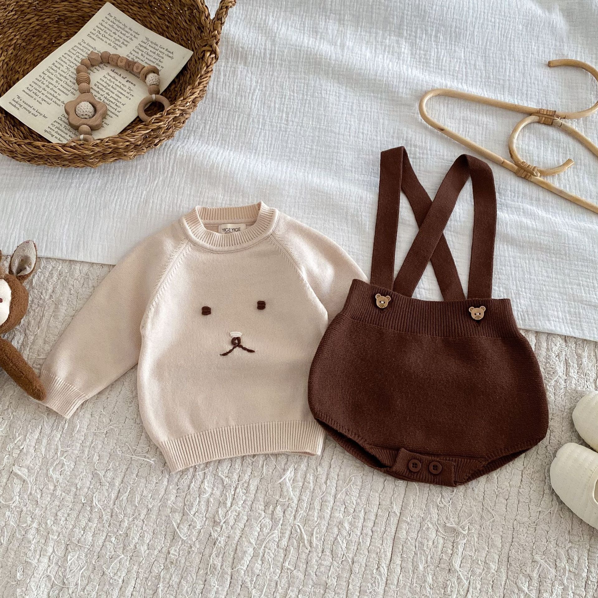 Completo bimbo in maglia con orsetto e salopette