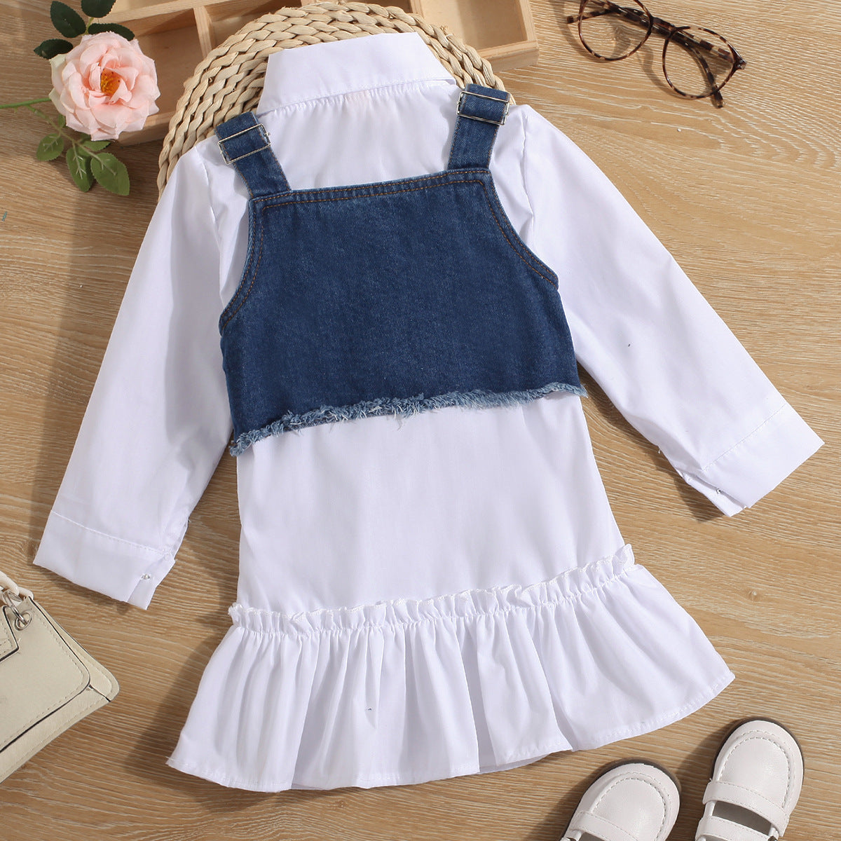 Abitino camicia bianca con gilet in denim per bambina