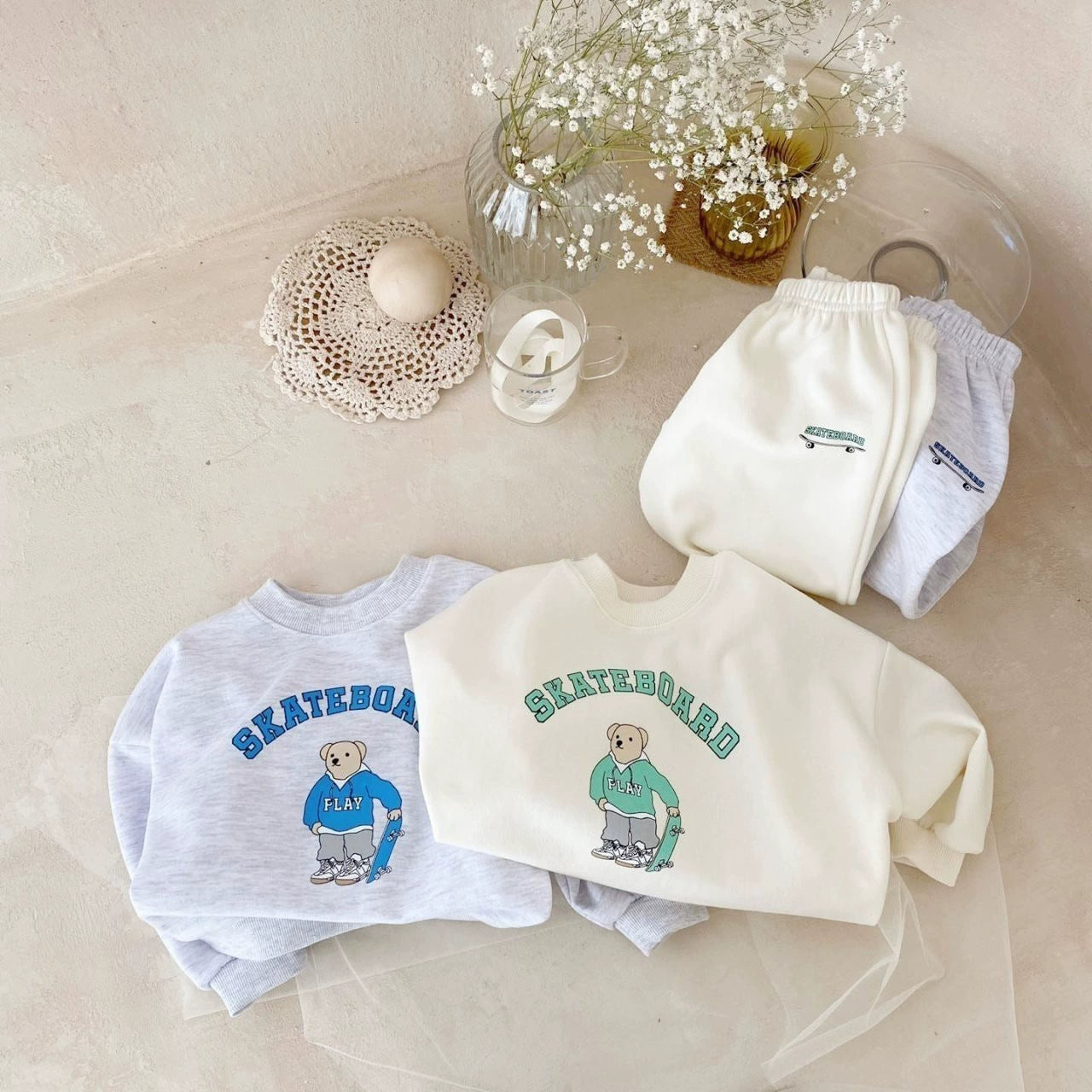 Completo Bimbo "Skateboard Bear" – Felpa e Pantaloni in Cotone