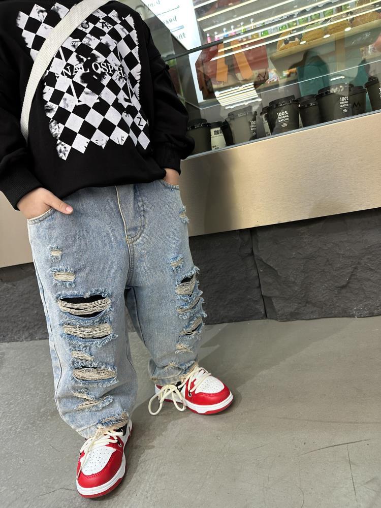 Jeans strappati Bimbo effetto vintage per bambino – Look urban casual