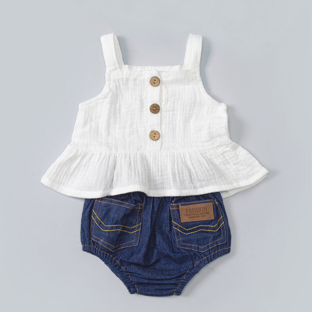 Set Estivo 3 Pezzi per Bambina – Top Bianco con Bottoni in Legno e Shorts in Denim e fascia