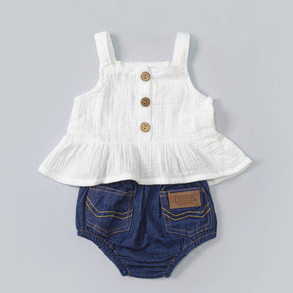 Set Estivo 3 Pezzi per Bambina – Top Bianco con Bottoni in Legno e Shorts in Denim e fascia