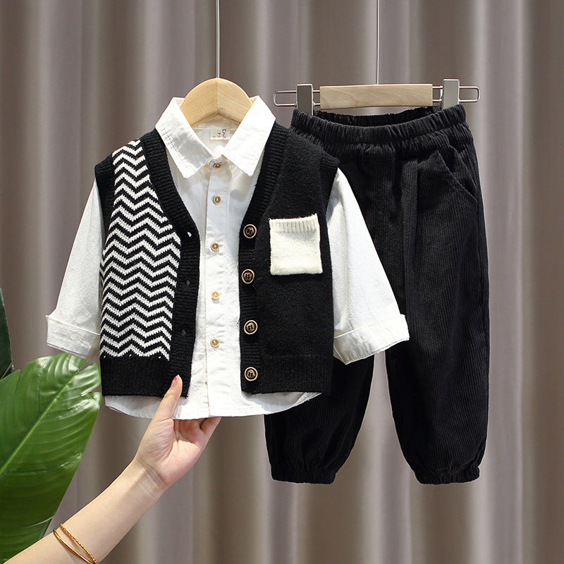 Completo bambino con gilet lavorato a maglia, camicia e pantaloni in velluto a coste