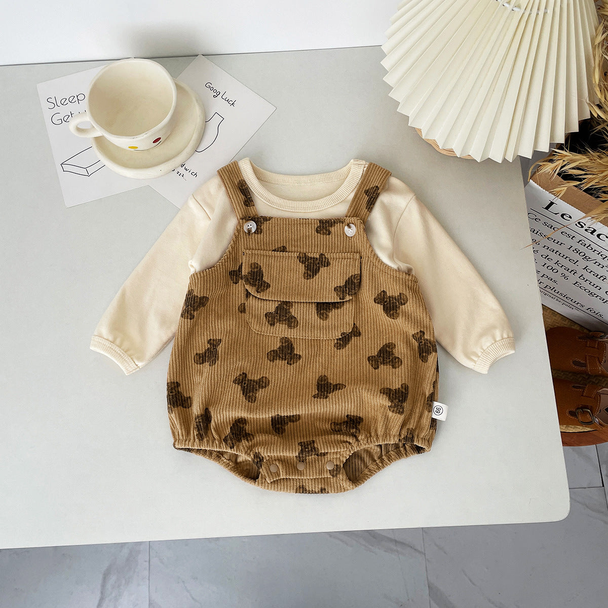Completo bimbo con salopette in velluto a coste e stampa orsetti