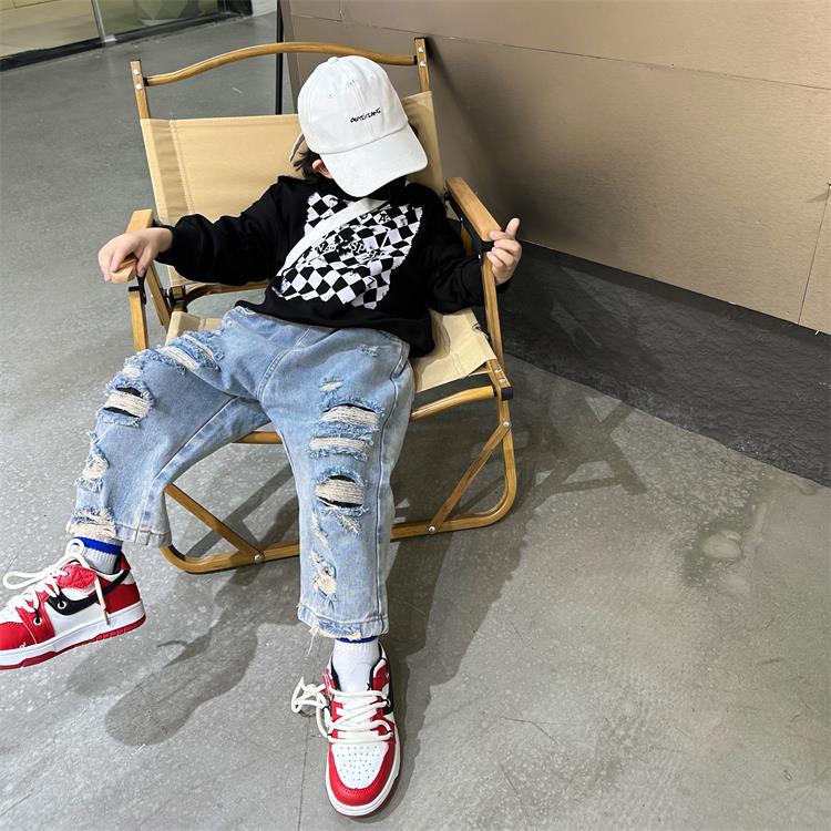 Jeans strappati Bimbo effetto vintage per bambino – Look urban casual