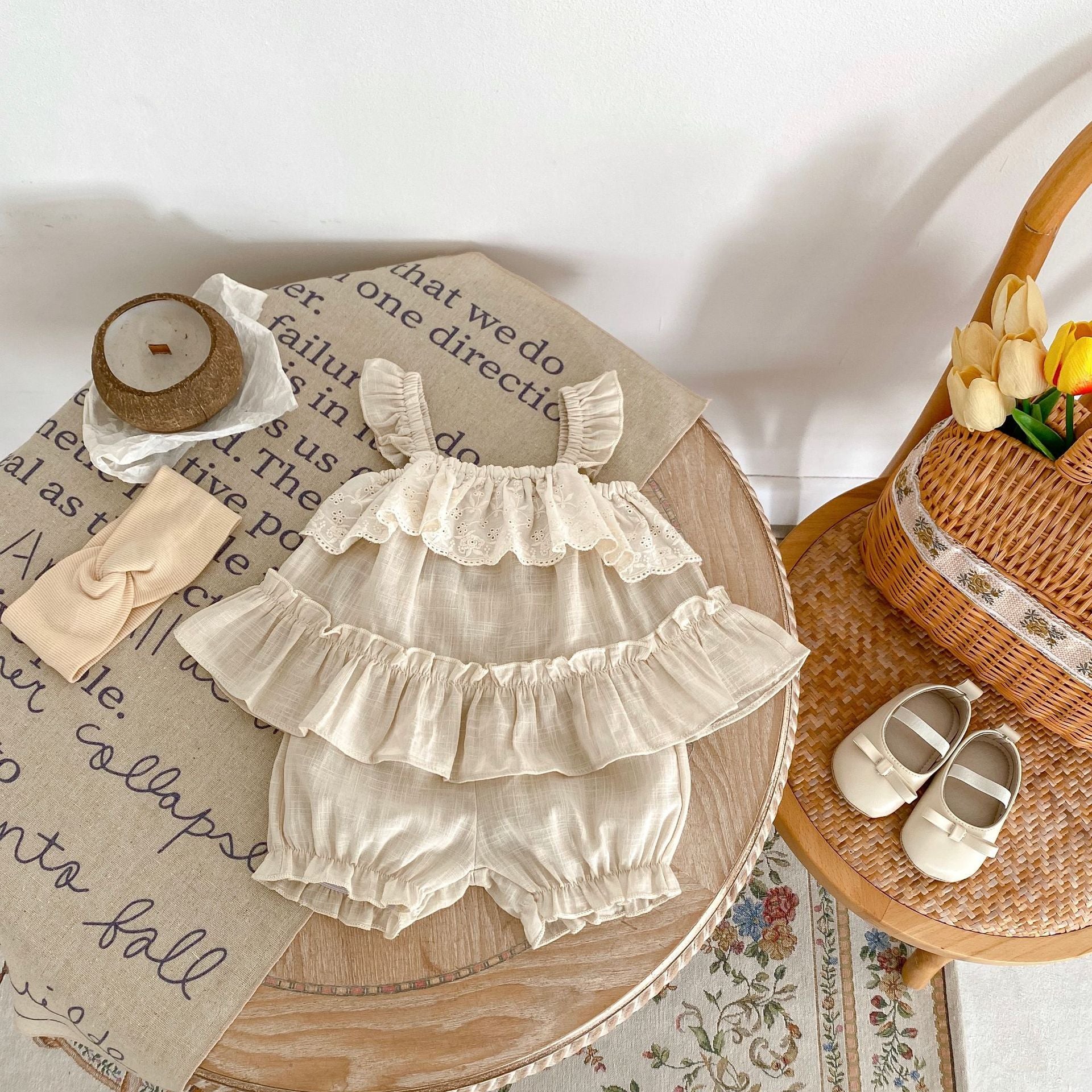 Completo in lino Estivo 2 Pezzi Neonata – Top con Balze e Pizzo  + Shorts Coordinati