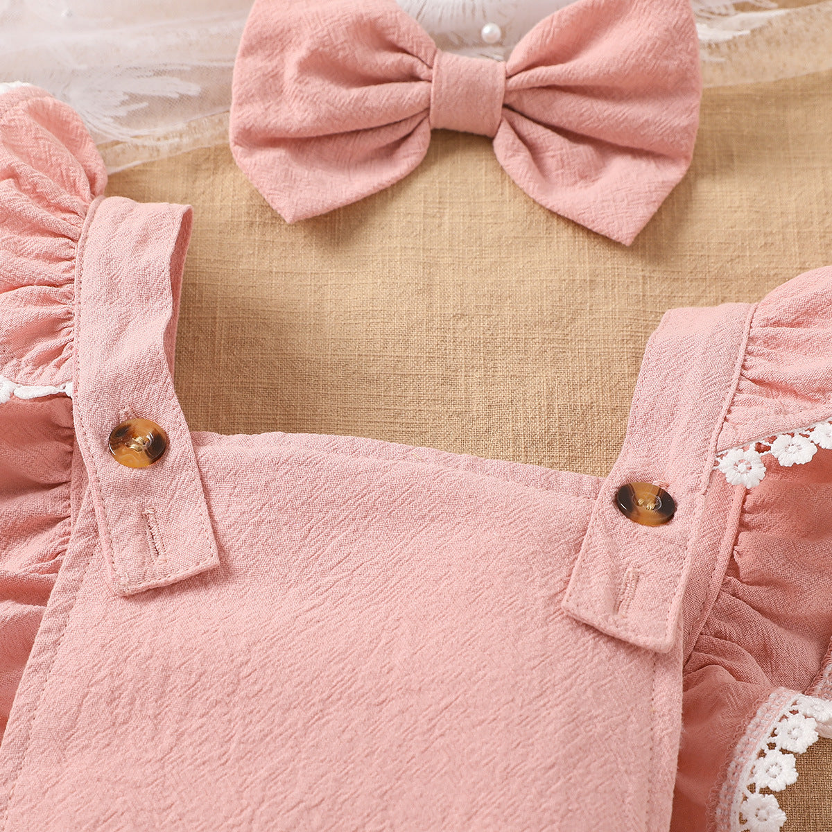 Pagliaccetto e fiocchetto elegante rosa con balze