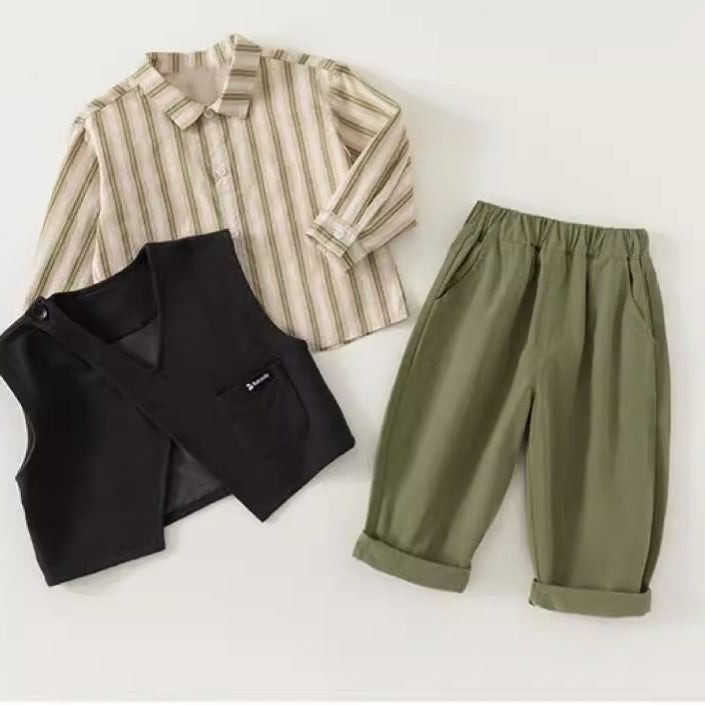 Completo bambino 3 pezzi – Camicia a righe, gilet nero e pantaloni verdi