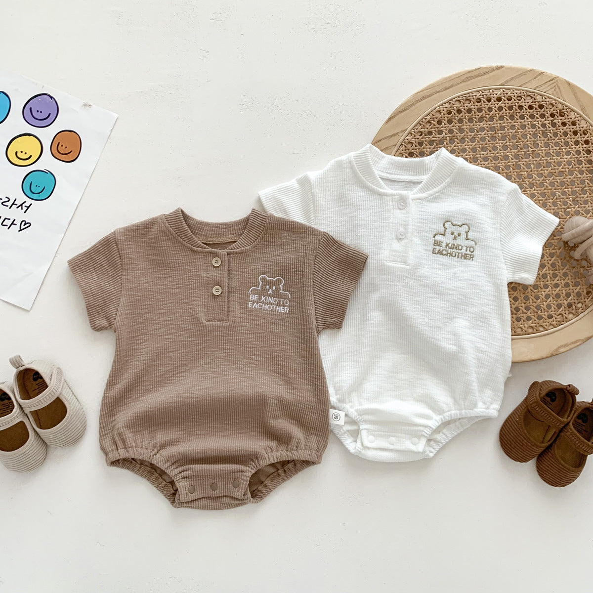 Body estivo unisex in cotone waffle con scritta “Be Kind To Each Other”