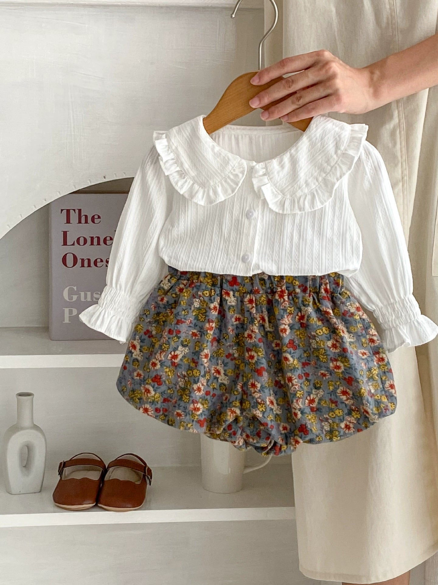 Camicetta Bianca con Colletto + Shorts a Fiori