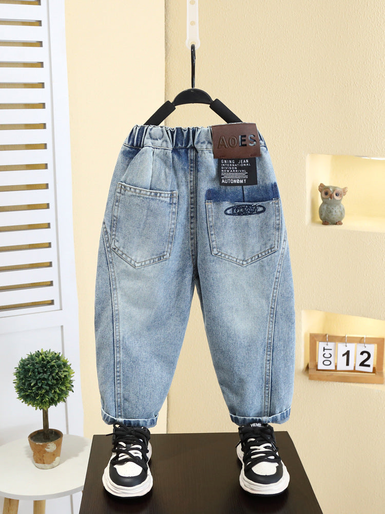 Jeans in denim pratici e versatili, perfetti per un look casual e comodo.