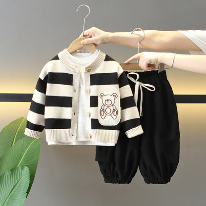 Completo Bimbo 3 Pezzi – Maglia Basic + Cardigan a Righe Orsetto + Pantaloni Cargo