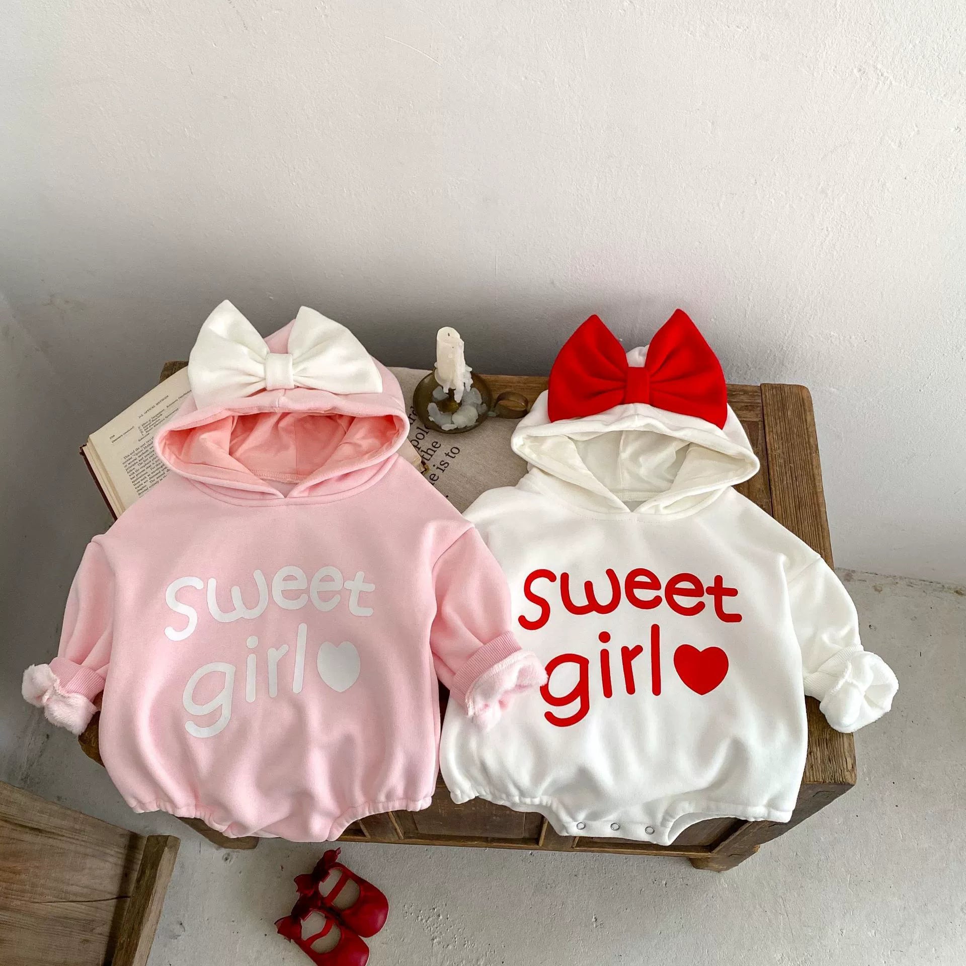 Pagliaccetto Bimba Felpato “Sweet Girl” con Cappuccio e Maxi Fiocco