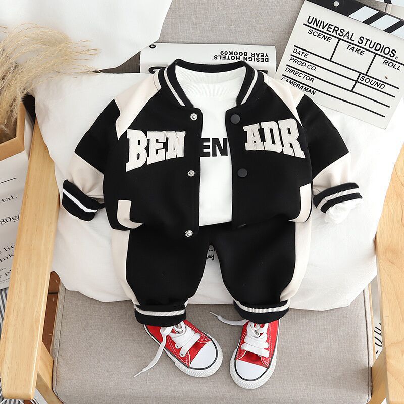 Completo Sportivo Bimbo 3 Pezzi  Giacca, T-shirt e Pantaloni Beige e Marrone