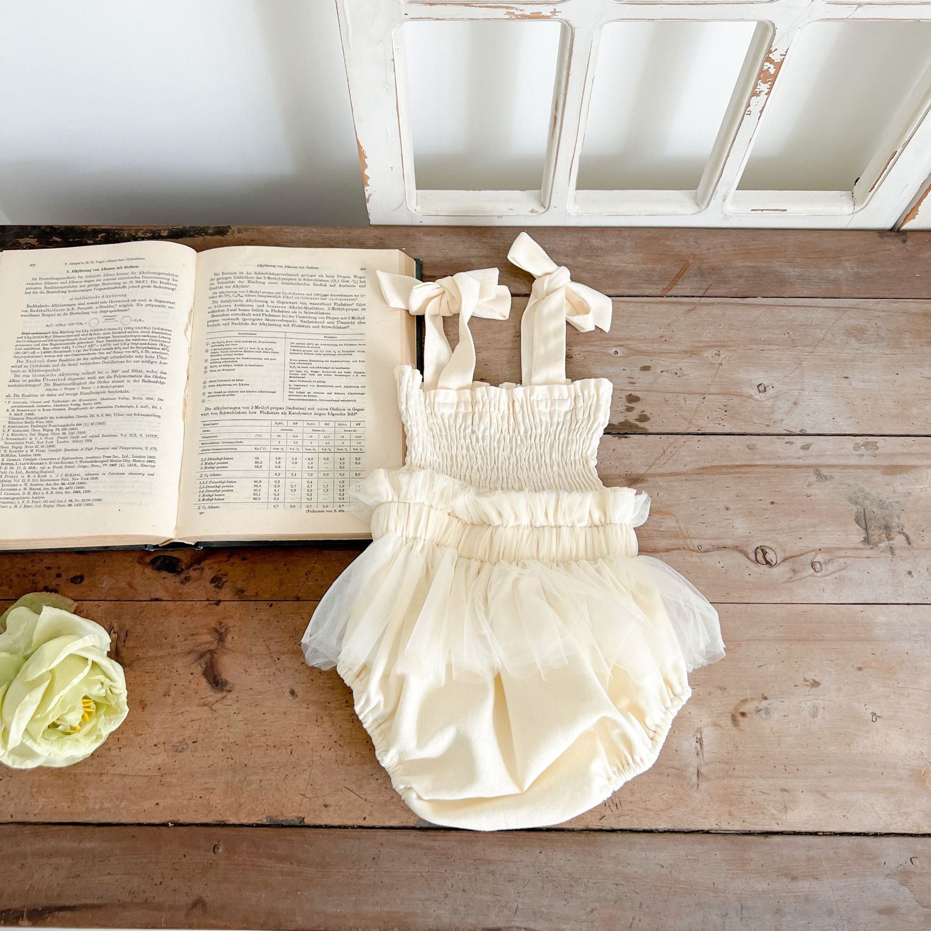 Pagliaccetto Elegante per Neonata – Spalline a Fiocco e Gonna in Tulle