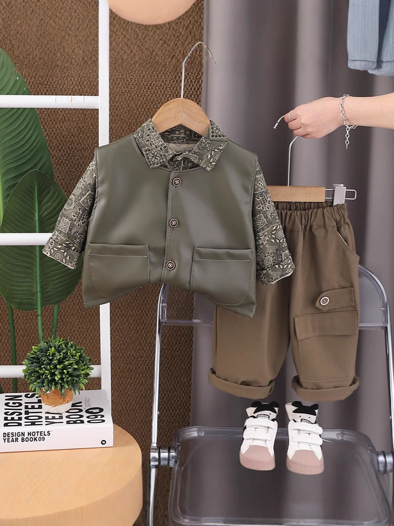 Completo Bambino 3 Pezzi Stile Urban Chic Camicia Stampata, Gilet Ecopelle e Pantaloni Cargo