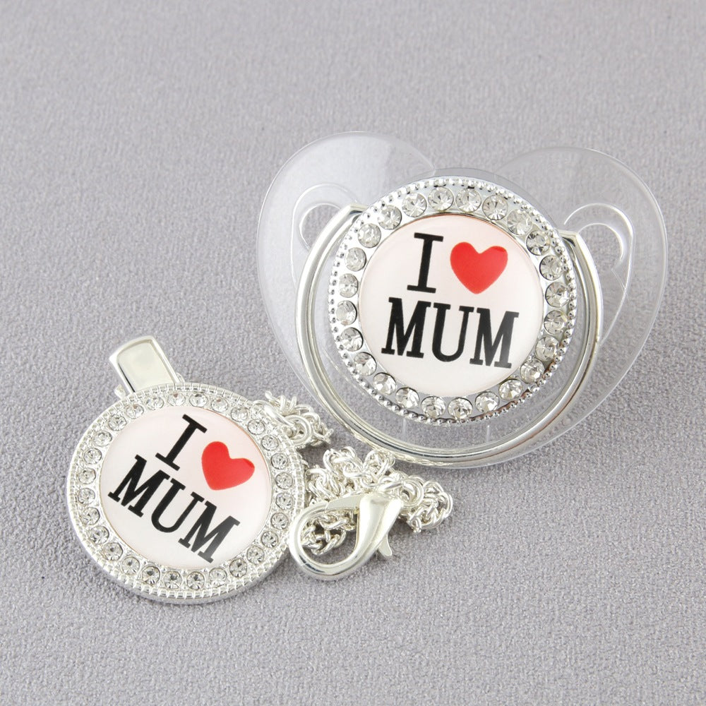 Set Ciuccio Trasparente con Catenella e Copri-Polvere – “I ❤️ MUM” con Cristalli (6-12 mesi)