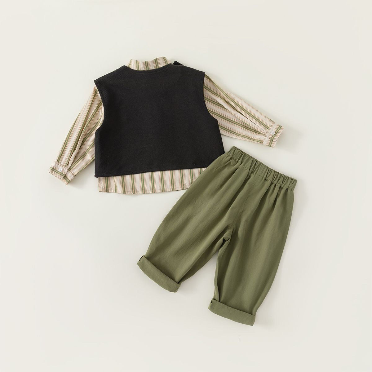 Completo bambino 3 pezzi – Camicia a righe, gilet nero e pantaloni verdi