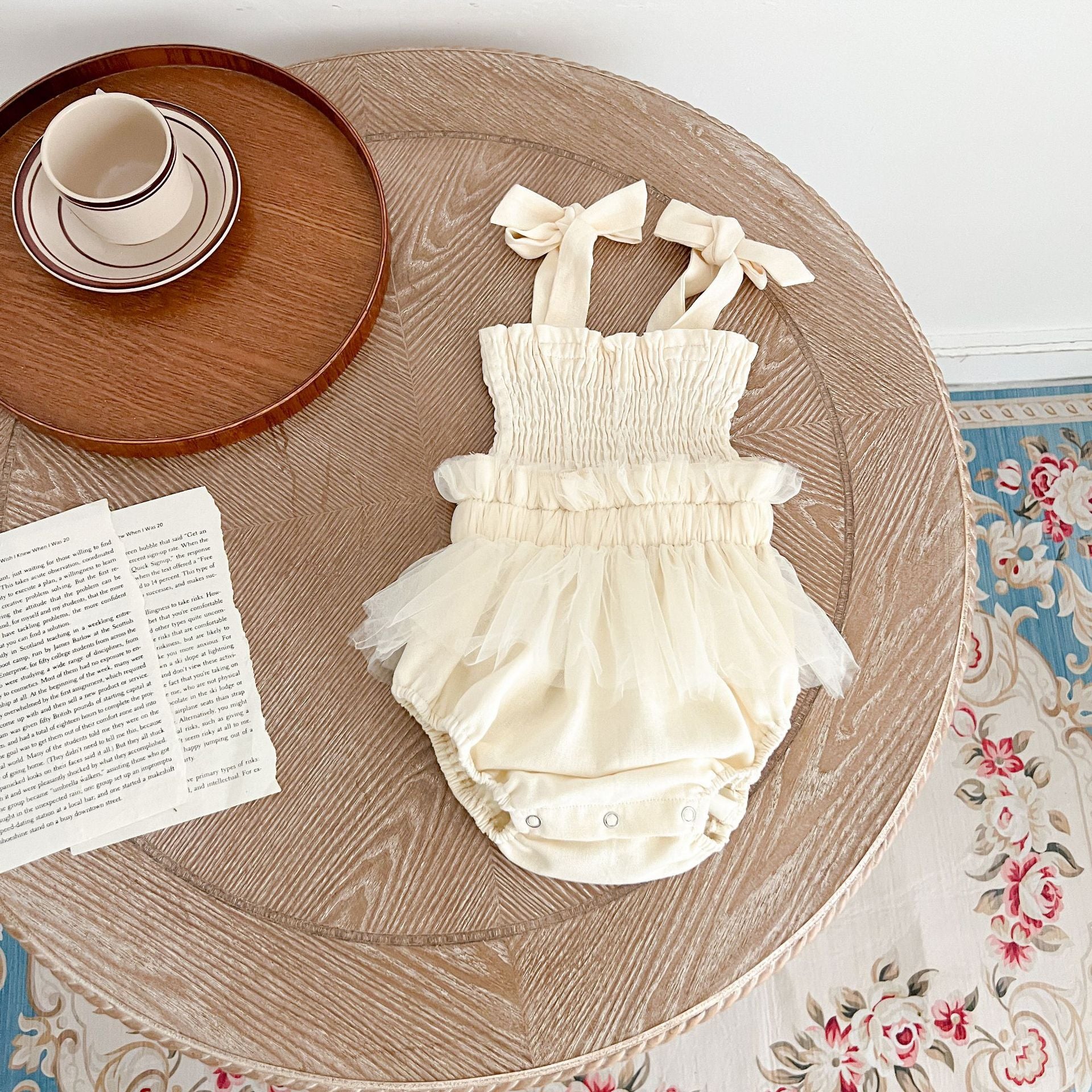 Pagliaccetto Elegante per Neonata – Spalline a Fiocco e Gonna in Tulle