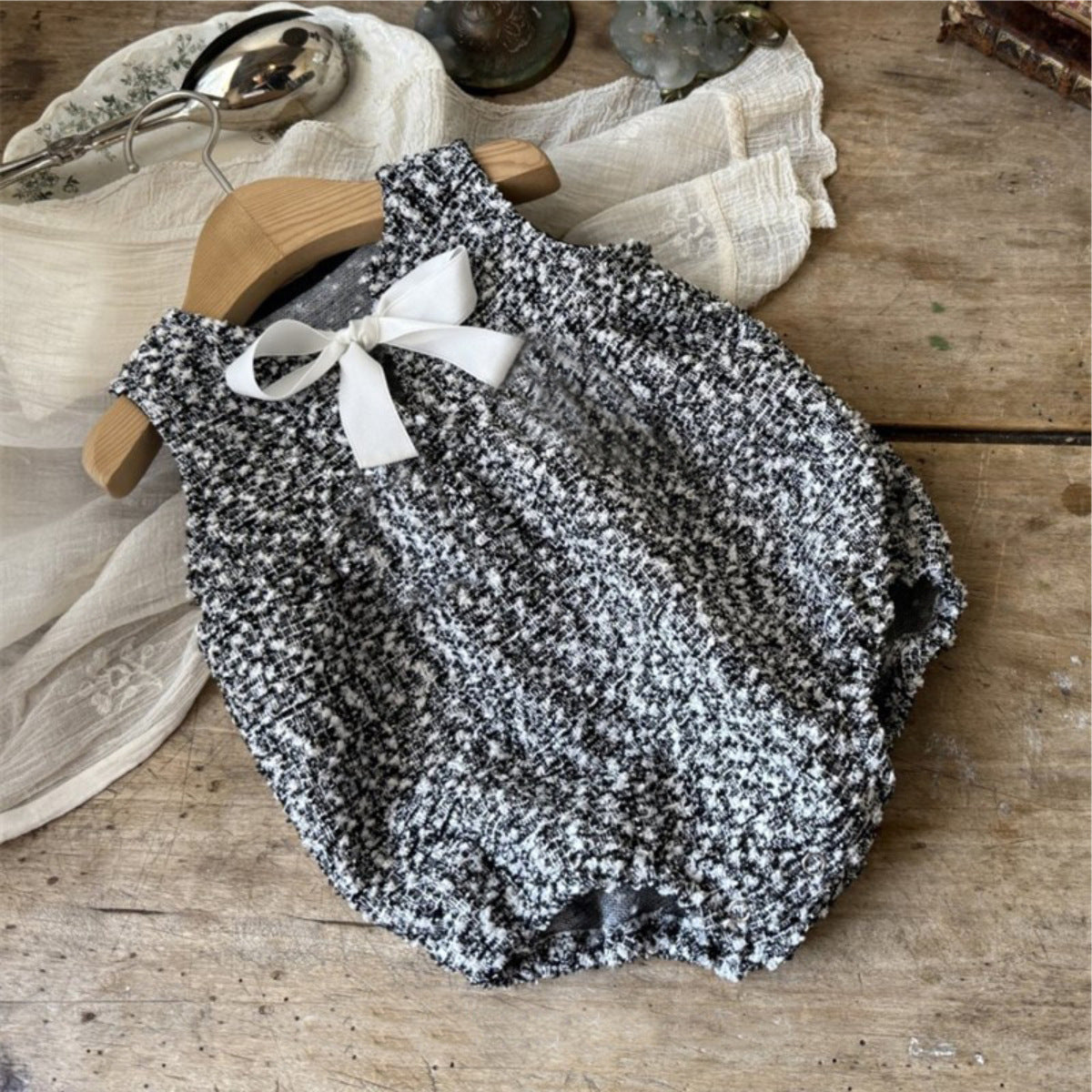 Pagliaccetto Invernale Elegante Neonata – Tessuto Tweed con Fiocco