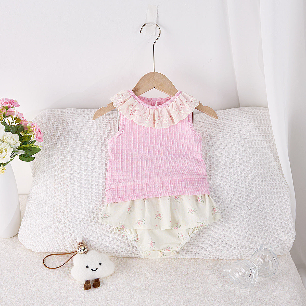 Completino Estivo Neonata/ BImba 2 Pezzi – Top con Volant Ricamato e Bloomers a Fiori