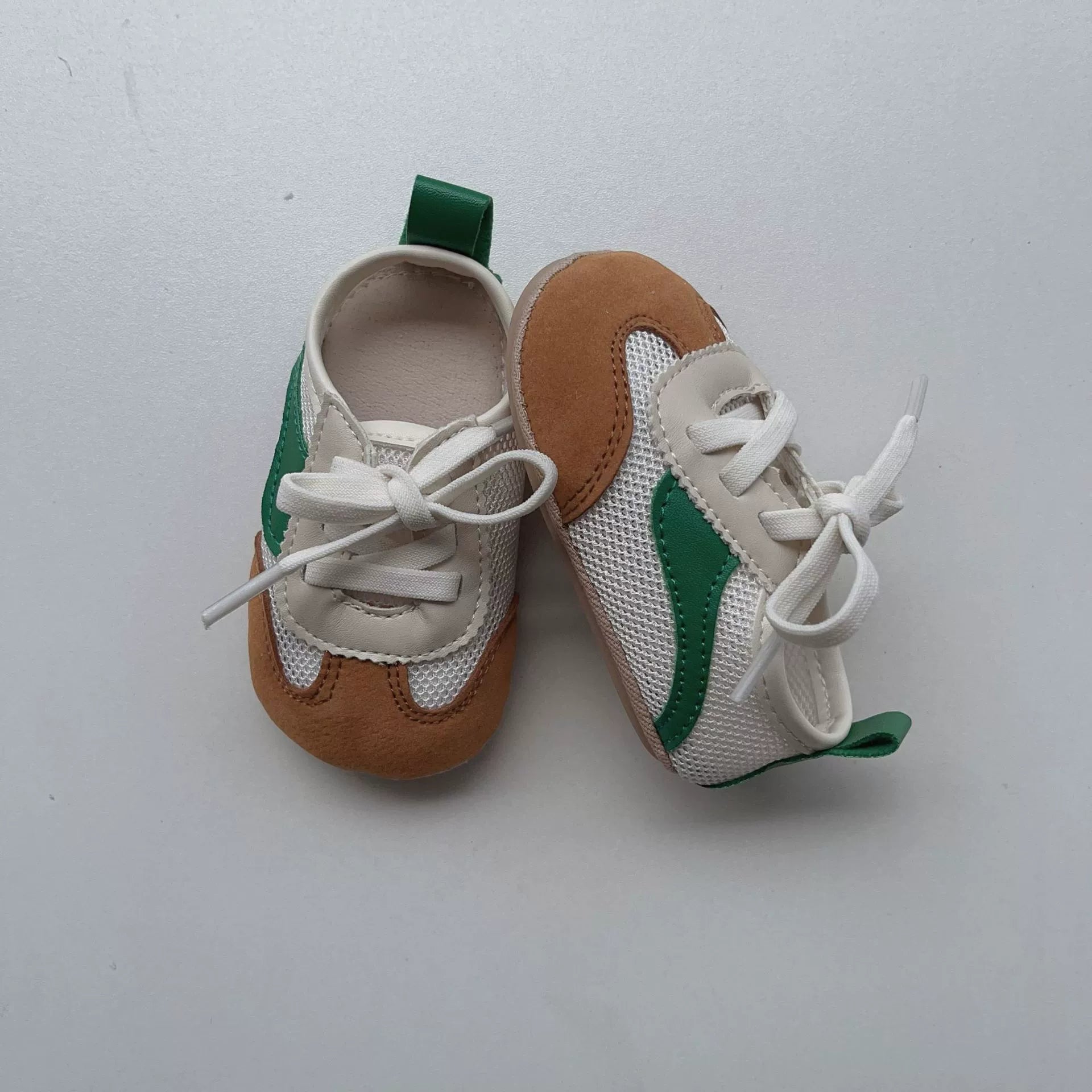 Sneakers Baby in Tessuto Traspirante – Morbide, Comode e Antiscivolo