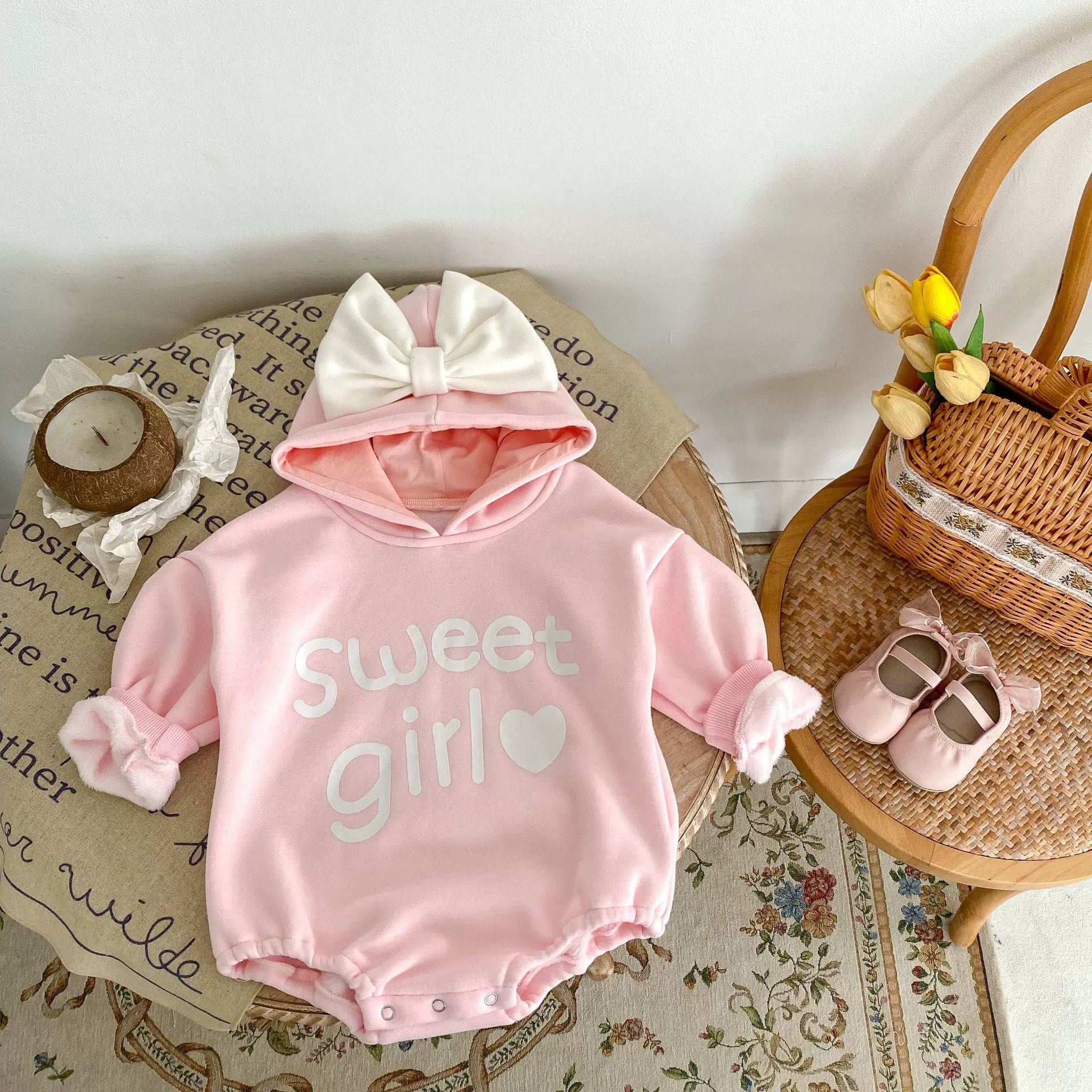 Pagliaccetto Bimba Felpato “Sweet Girl” con Cappuccio e Maxi Fiocco