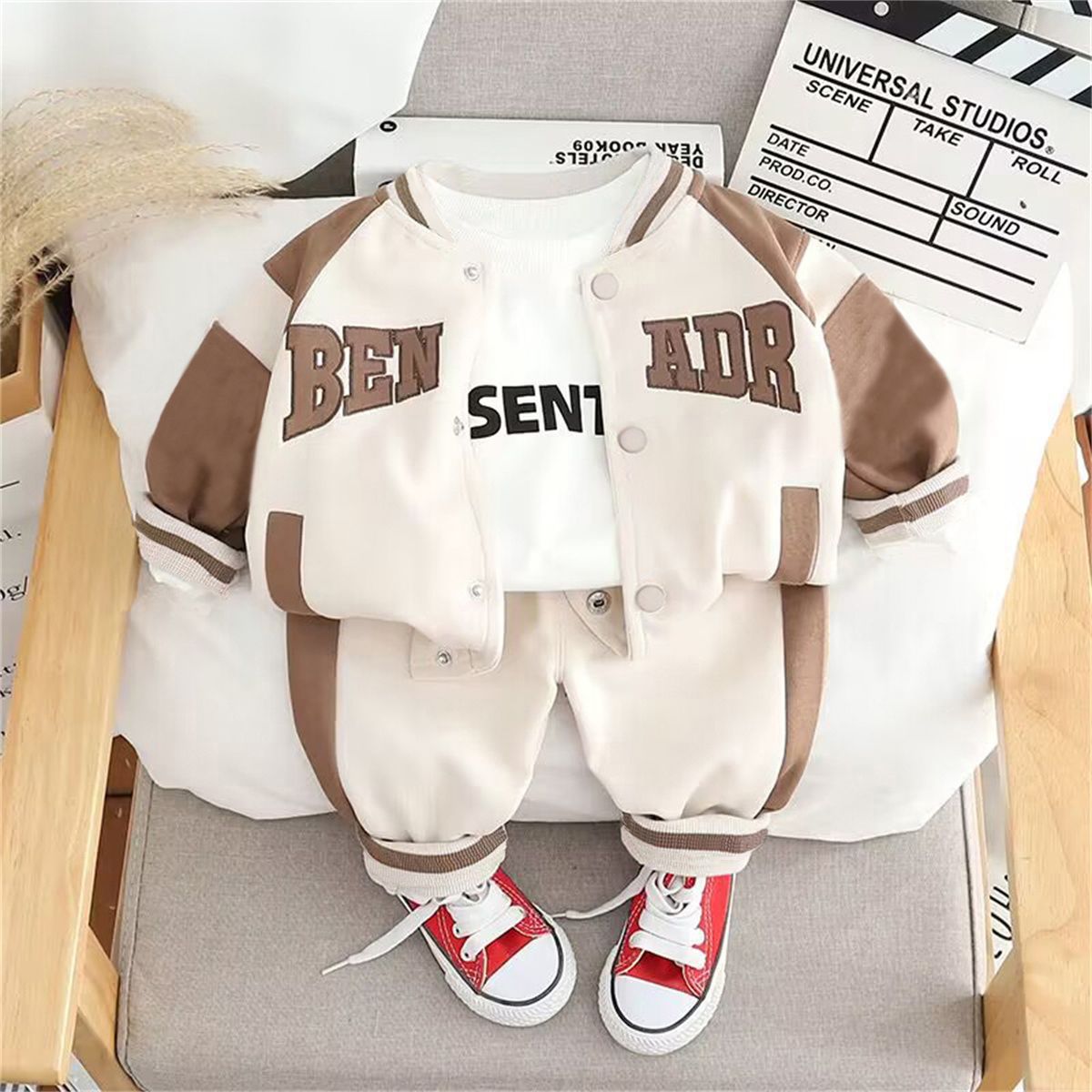 Completo Sportivo Bimbo 3 Pezzi  Giacca, T-shirt e Pantaloni Beige e Marrone