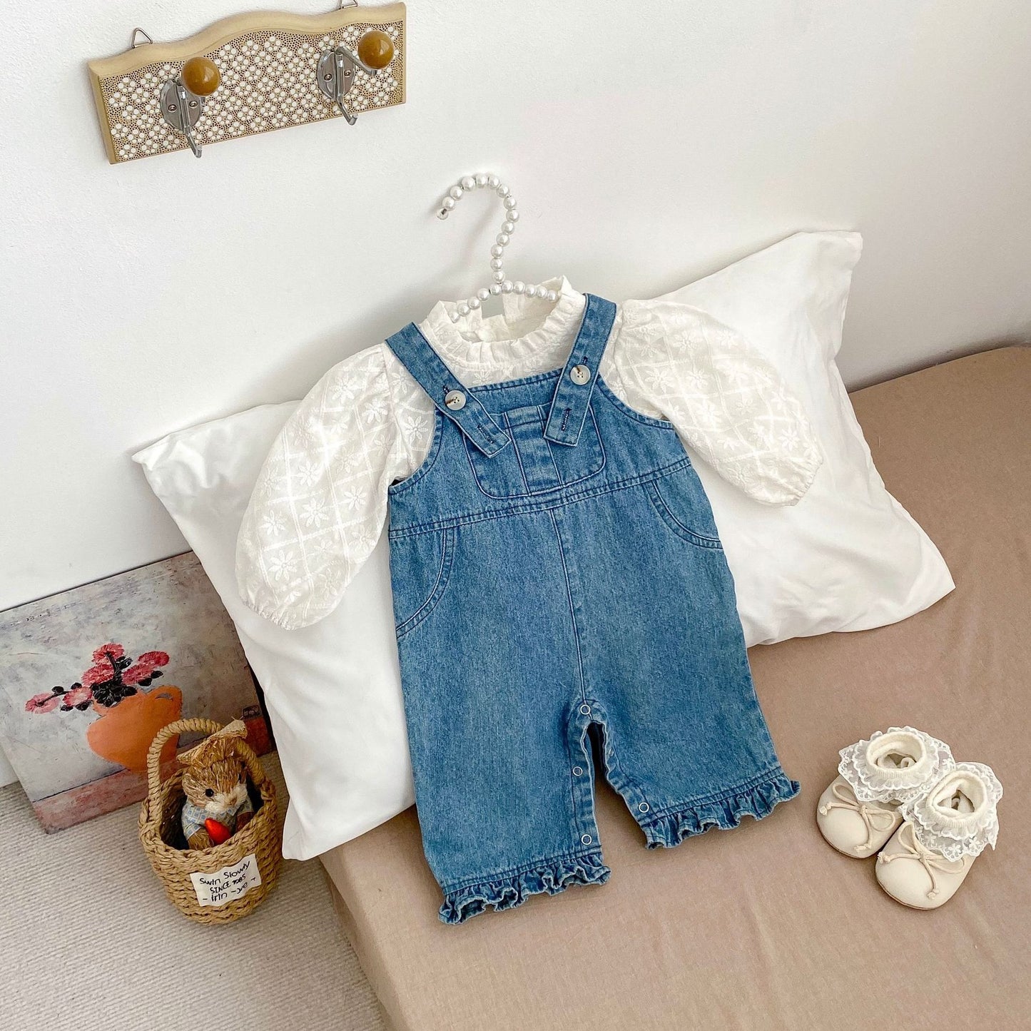 Salopette in Denim con Blusa Ricamata