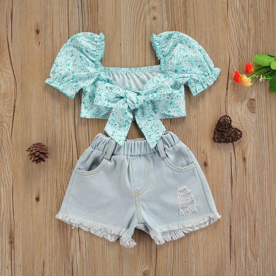 Set Estivo Bambina: Top a Fantasia Floreale e Shorts in Denim