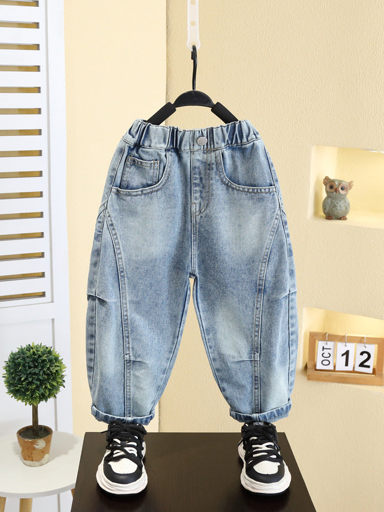 Jeans in denim pratici e versatili, perfetti per un look casual e comodo.