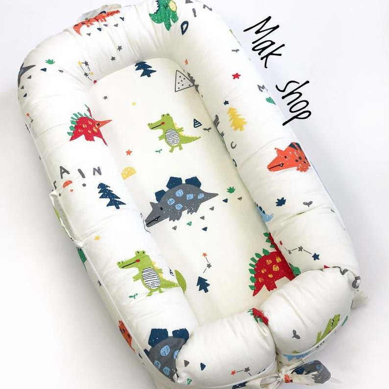 Nido Neonato Fantasia Dinosauri – Lettino Portatile Morbido e Colorato