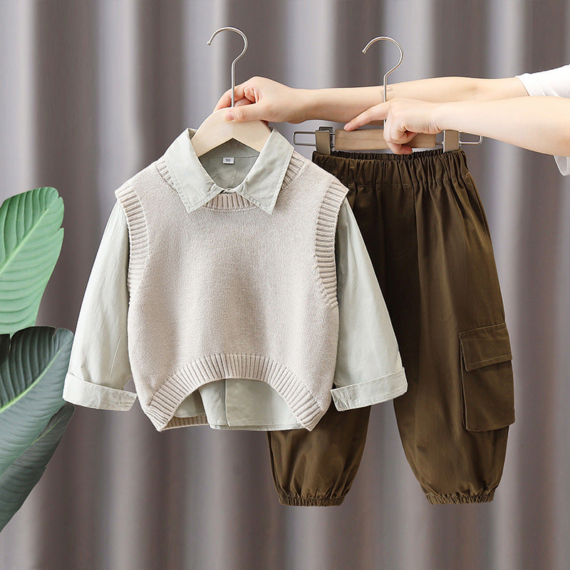 Completo elegante bambino con camicia, gilet e pantaloni cargo