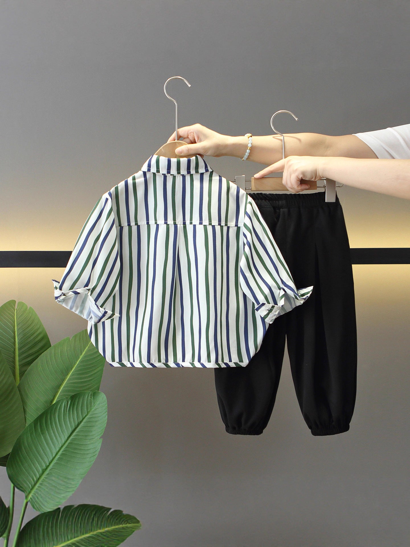 Completo bambino  2 pezzi – Camicia a righe con cravatta giocattolo e pantaloni neri