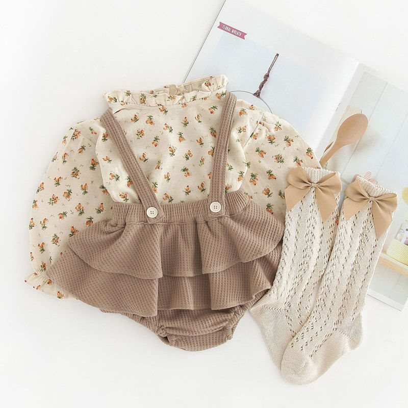 Completo 3 Pezzi Neonata – Blusa a Fiori, Bloomers con Bretelle e Calze con Fiocco
