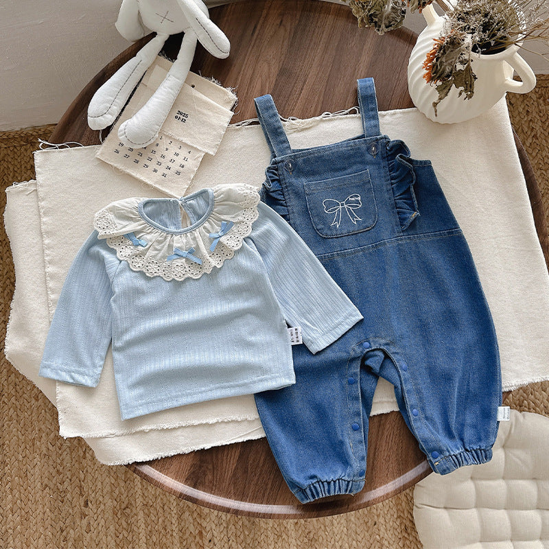 Completo bimba “Denim & Pizzo” – 2 pezzi: blusa azzurra con colletto ricamato e salopette in jeans