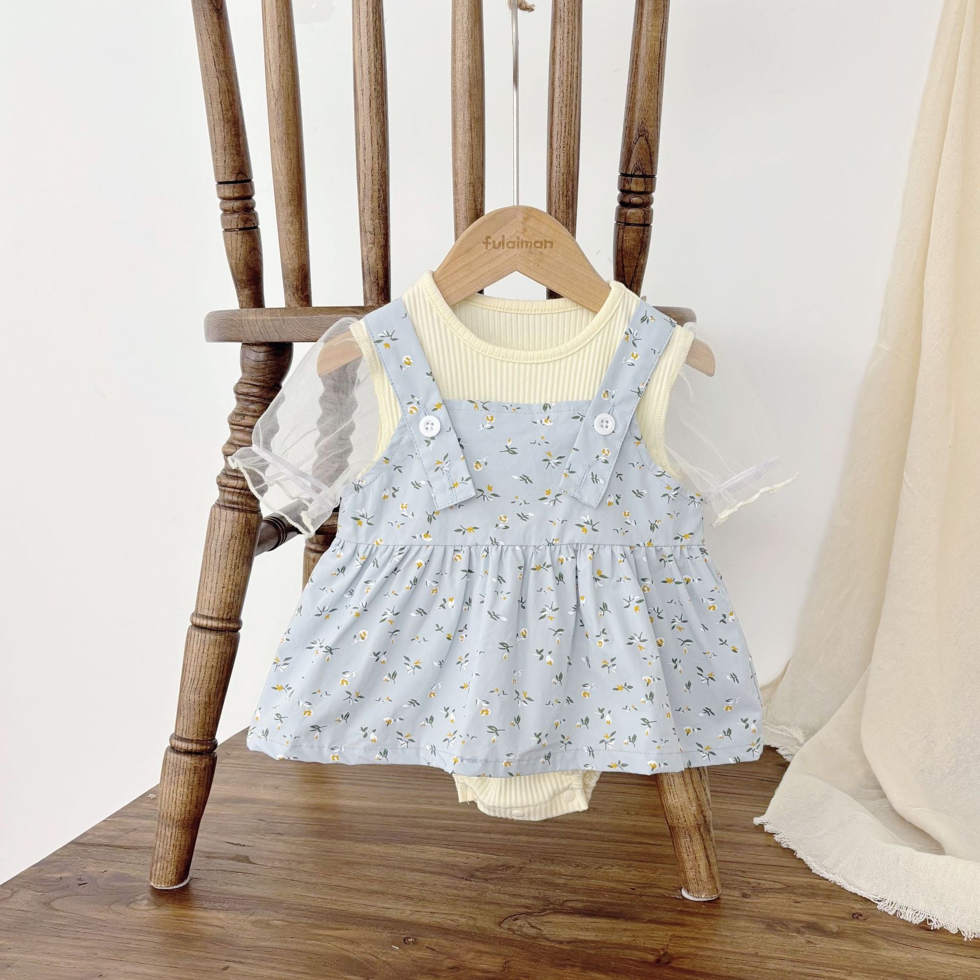 Completo bimba con salopette azzurra a fiori e body panna in tulle