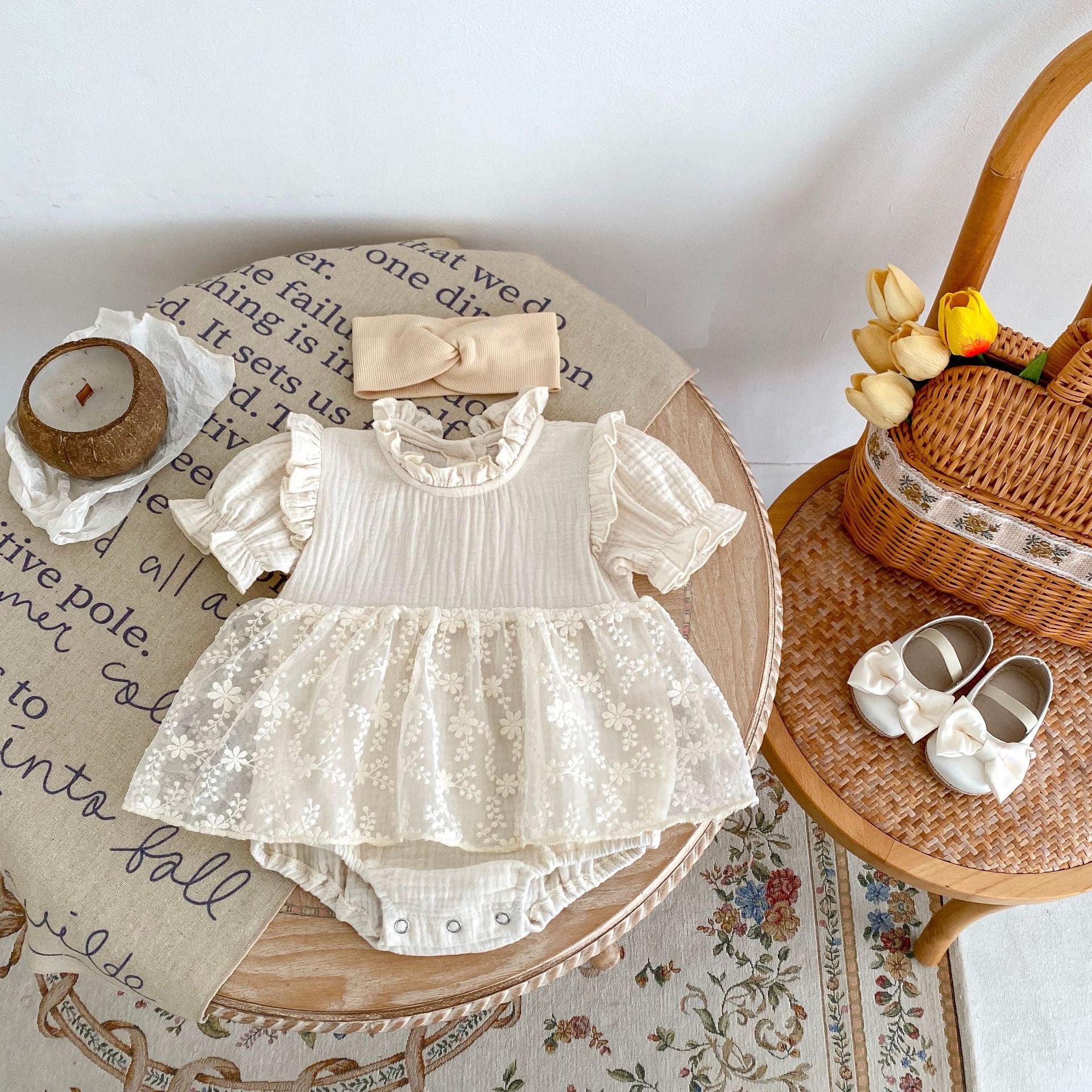 Pagliaccetto Neonata/ Bimba  in Mussola con Gonna Ricamata – Modello Fiorellini