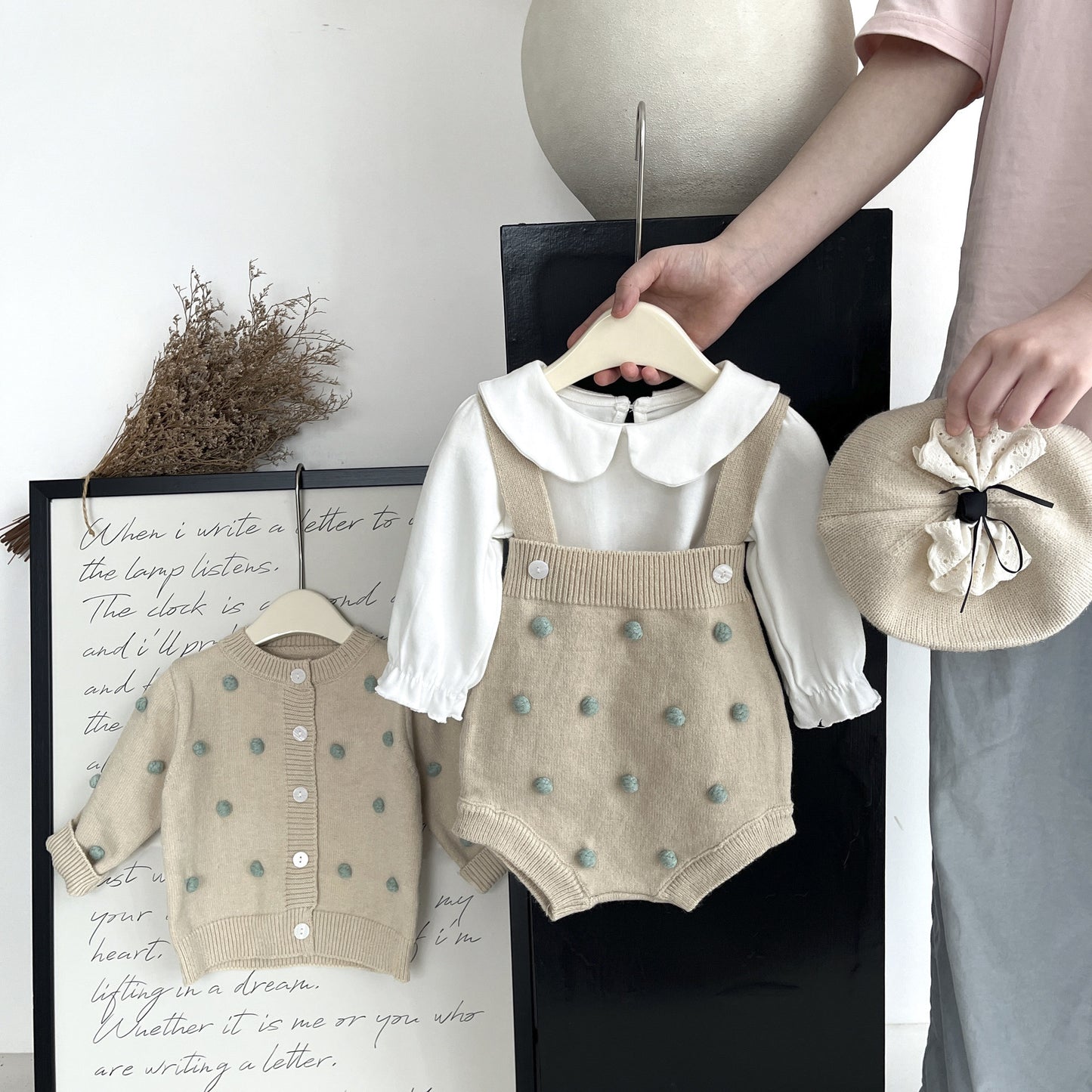 Completo Maglia Beige per Bambina - Cardigan e Salopette con Dettagli a Pois