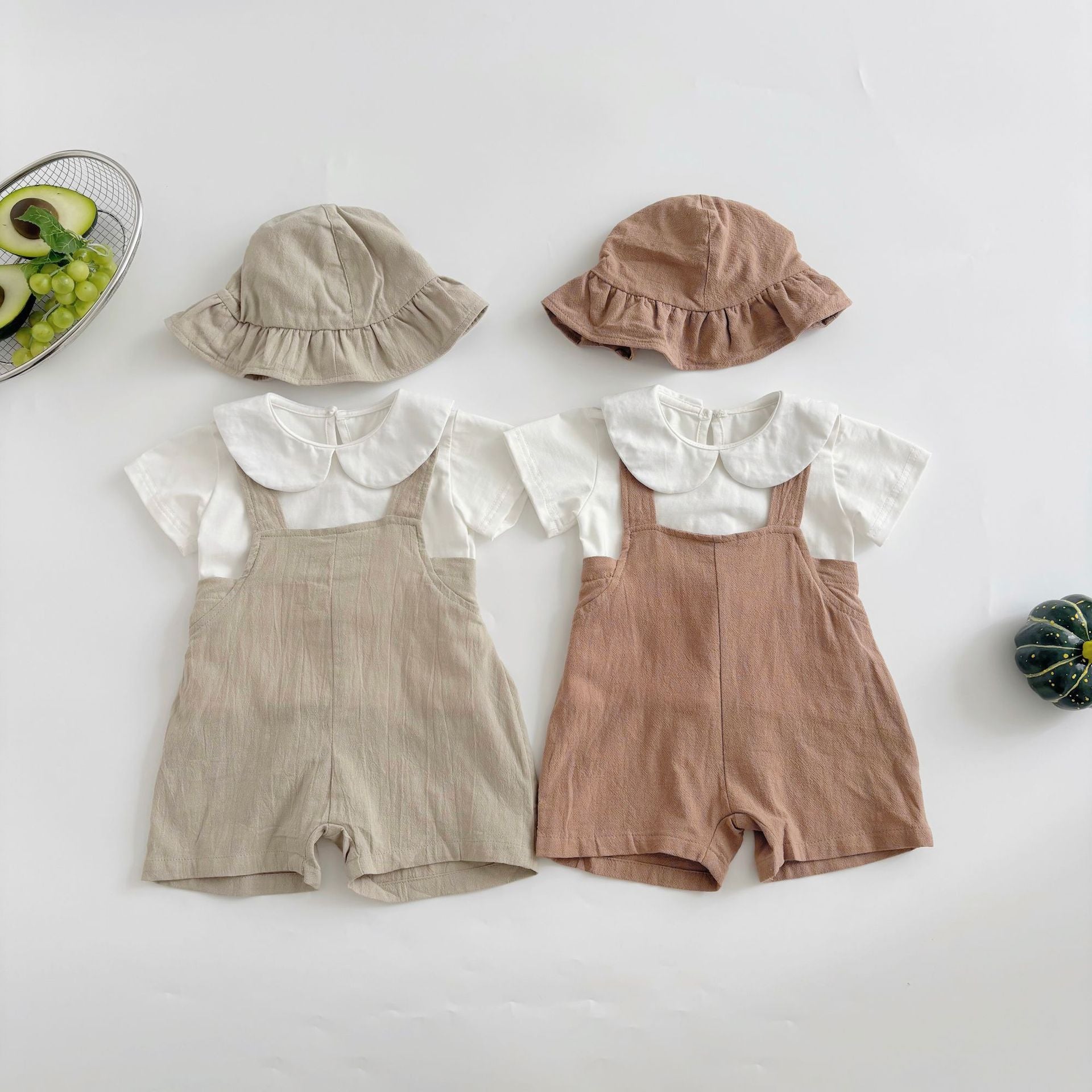 Completo bimba estivo con salopette , maglia e  cappellino  Beige o marroncino