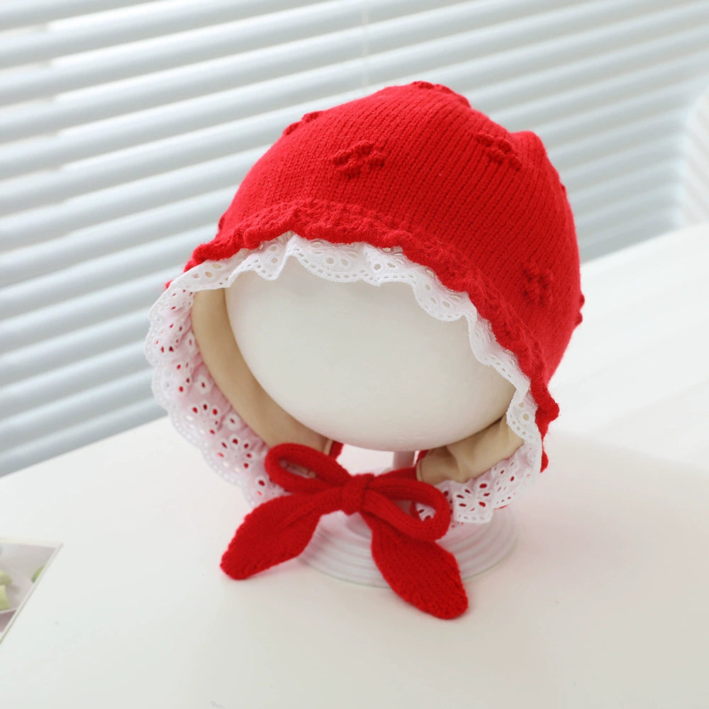Cappellino Neonato in Maglia con Pizzo – Morbido, Caldo ed Elegante